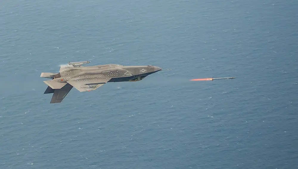 Un F-35 durante el lanzamiento de un misil