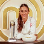 María Lo, la concursante que más ha exhibido su alto nivel a lo largo de todo el concurso, posa para la prensa tras ganar la décima edición de "MasterChef"