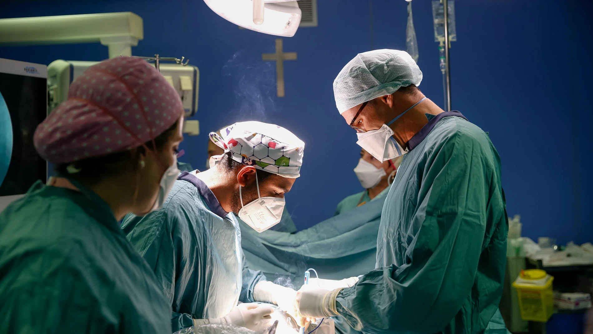 El Dr. Miguel Mesa y el Dr. Diego Murillo durante una cirugía torácica en la Clínica Universidad de Navarra