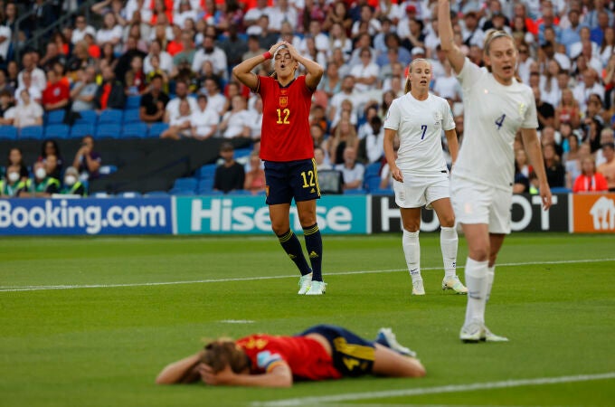 Las jugadoras de la selección española Patri Guijarro (i) e Irene Paredes (en el suelo) se lamentan tras una ocasión fallada ante Inglaterra, durante el partido de cuartos de final de la Eurocopa 2022 que se disputa este miércoles en el Amex Stadium de Brighton. EFE/Miguel Toña