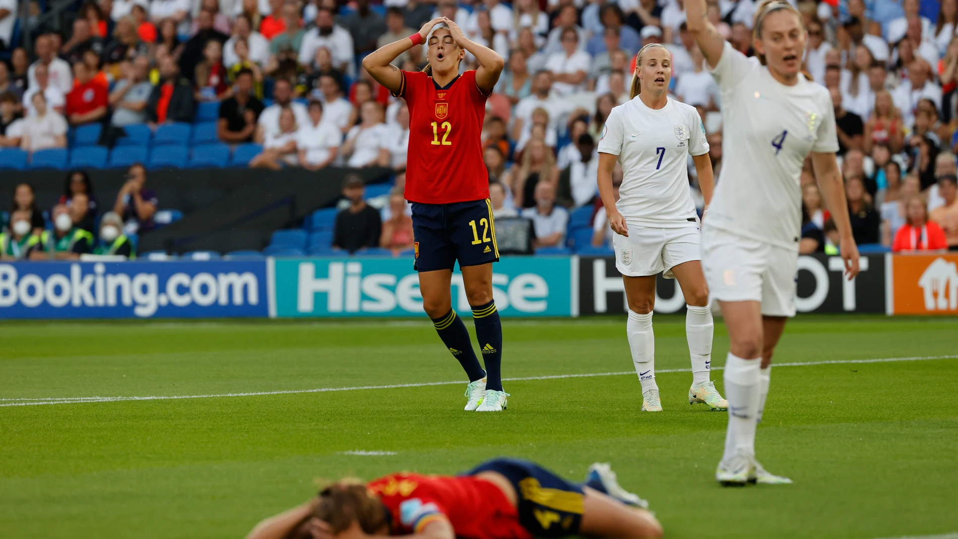 Las jugadoras de la selección española Patri Guijarro (i) e Irene Paredes (en el suelo) se lamentan tras una ocasión fallada ante Inglaterra, durante el partido de cuartos de final de la Eurocopa 2022 que se disputa este miércoles en el Amex Stadium de Brighton. EFE/Miguel Toña