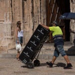 Un repartidor de agua en el centro de Palma de Mallorca.