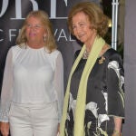 La reina Sofía posa con la alcaldesa de Marbella, Ángeles Muñoz. EFE/Antonio Paz