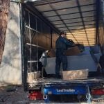 Agentes cargarn una embarcación intervenida en una operación contra el narcotráfico. EUROPA PRES
