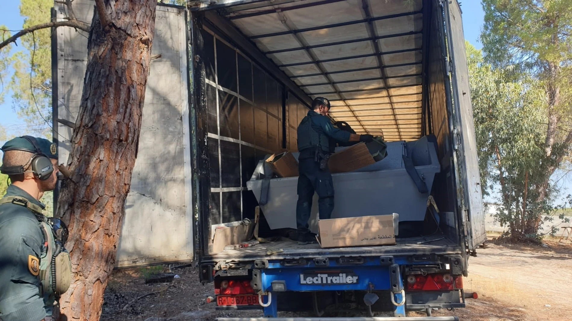 Agentes cargarn una embarcación intervenida en una operación contra el narcotráfico. EUROPA PRES