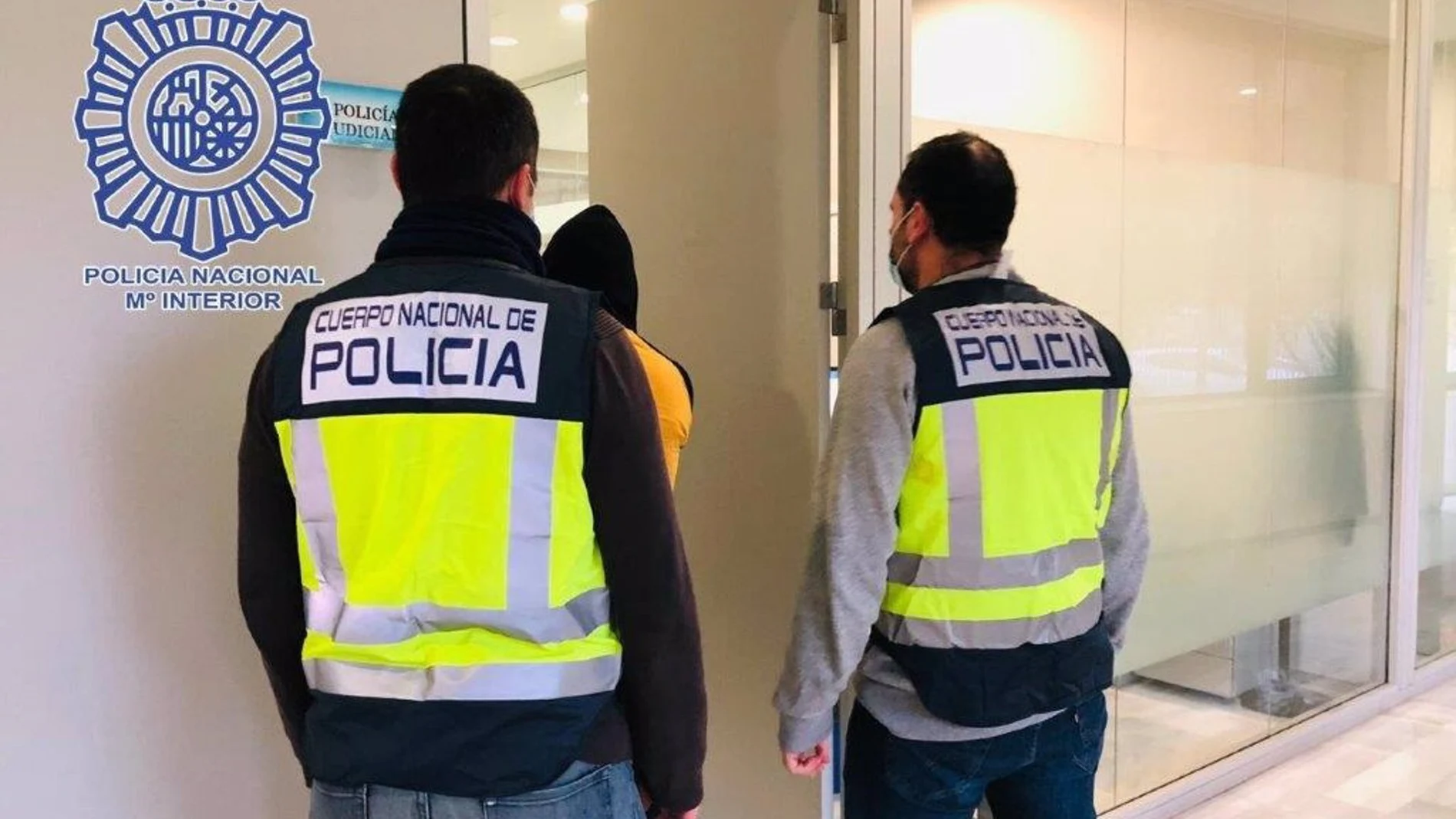 Dos agentes conducen a un arrestado a dependencias policiales, en foto de archivo. POLICÍA NACIONAL