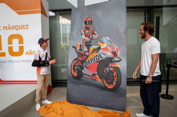 Marc Márquez descubre la pintura que le ha hecho Repsol por su décimo aniversario en MotoGP