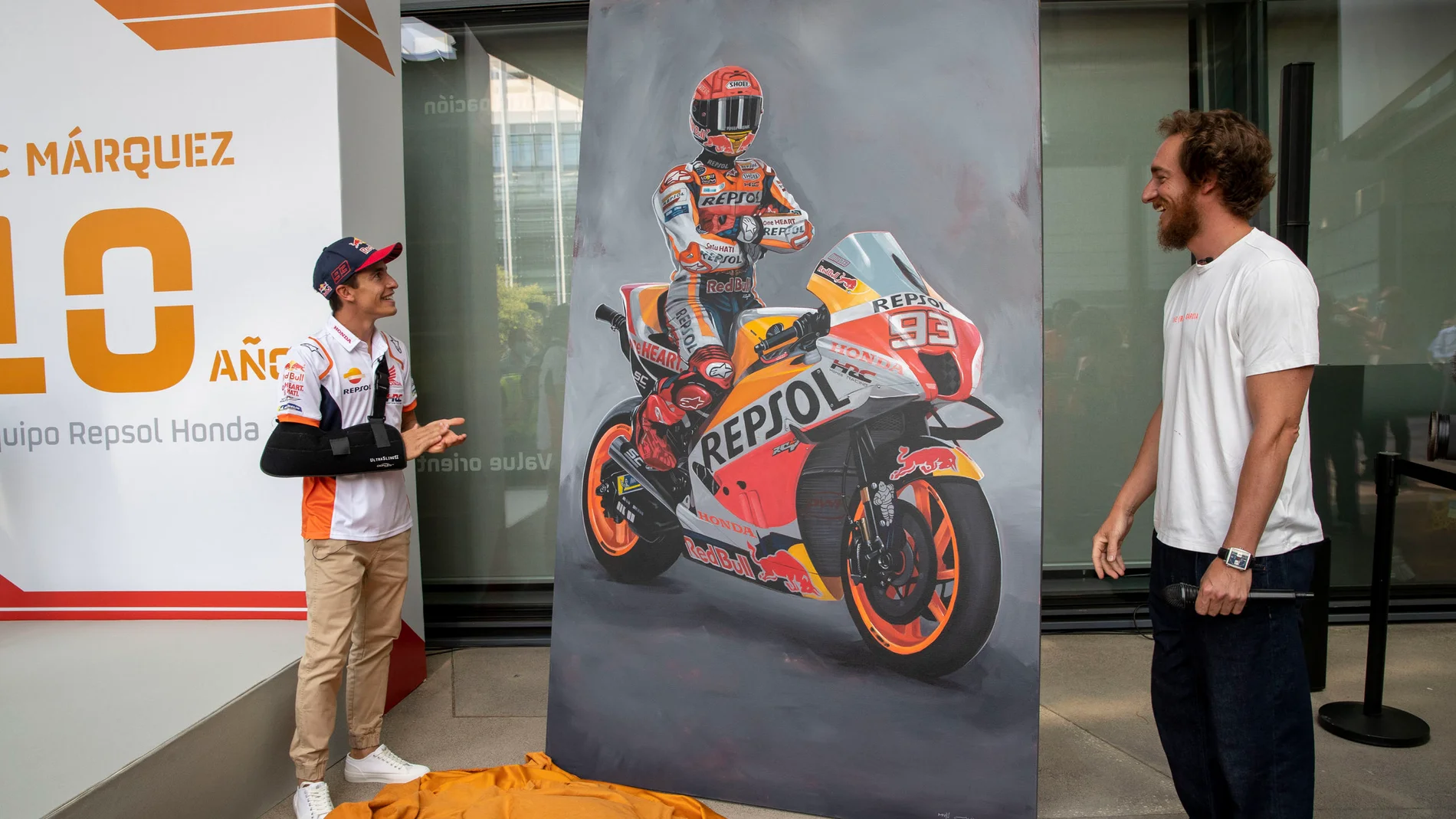 Marc Márquez descubre la pintura que le ha hecho Repsol por su décimo aniversario en MotoGP