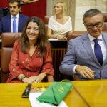 La portavoz del grupo de Vox Andalucía, Macarena Olona, sentada con los diputados de su grupo. EFE/Julio Muñoz