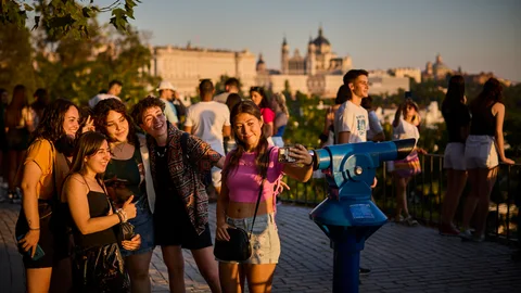 Turistas pasean junto al Templo de Debod en Madrid