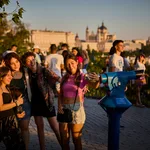 Turistas pasean junto al Templo de Debod en Madrid