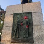 La base de la estatua vandalizada