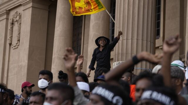 Manifestantes salieron de nuevo a la calle para pedir la dimisión del presidente electo Ranil Wickremesinghe ayer en Colombo