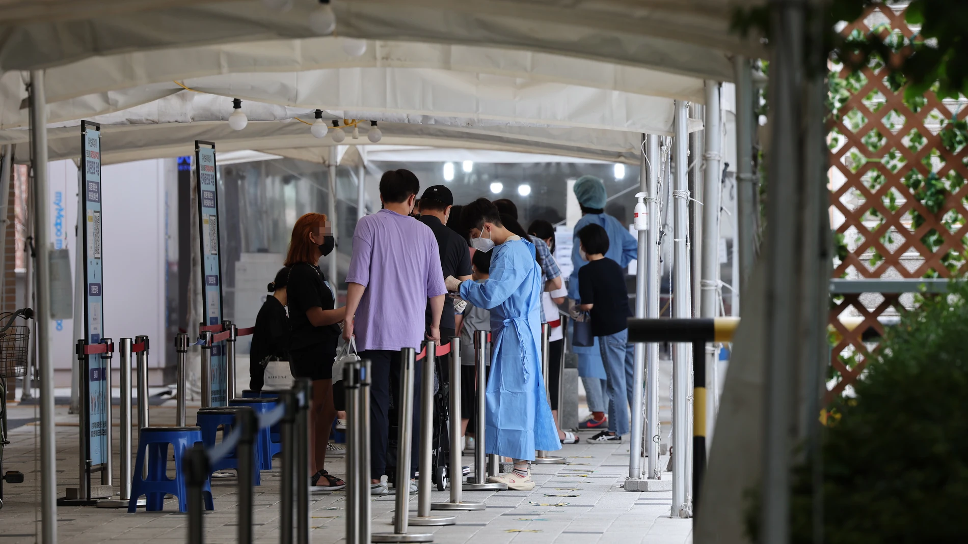 Personas esperan en Seúl para hacerse una prueba de coronavirus
