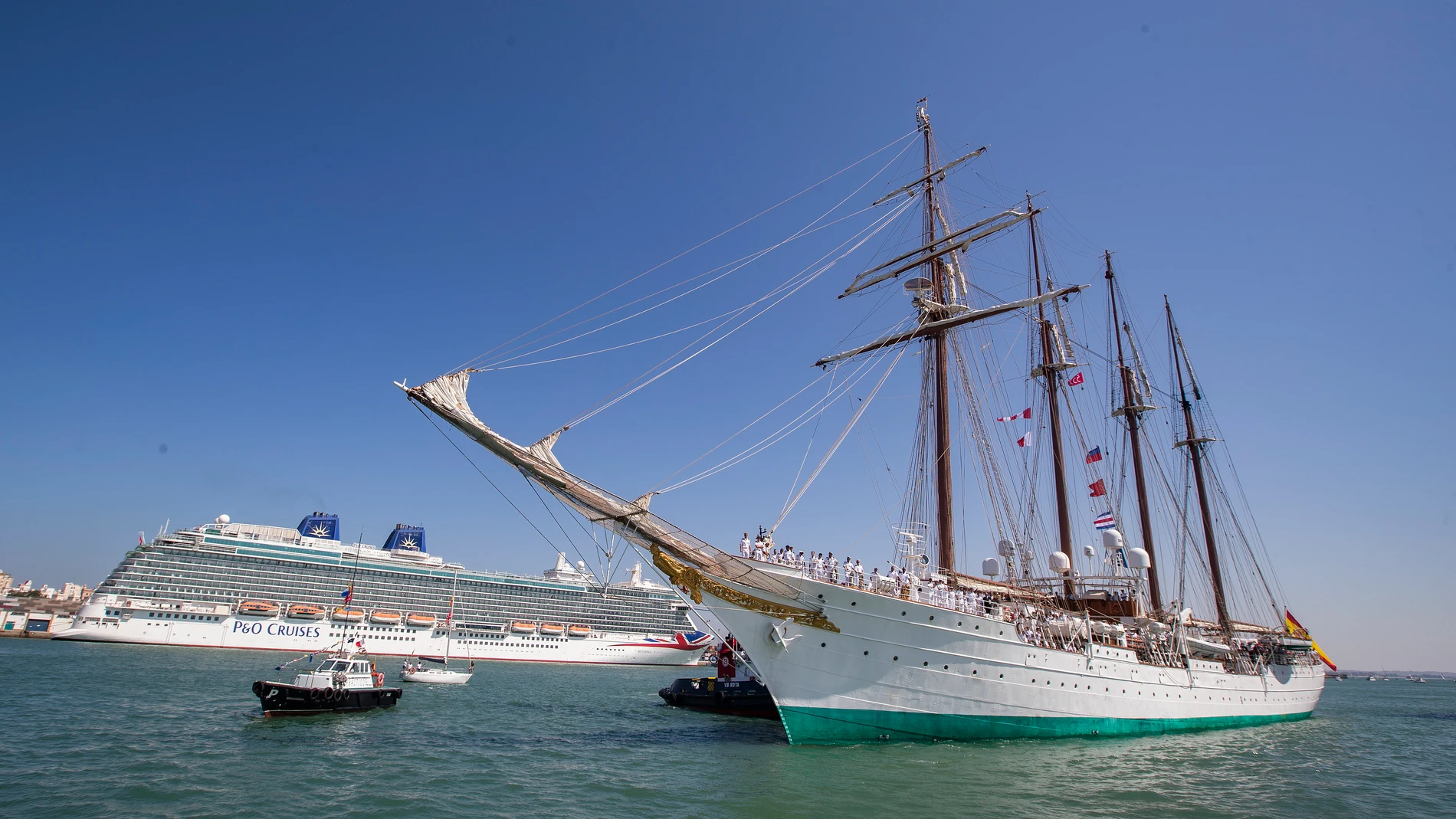 Regresa al puerto de Cádiz el buque escuela Juan Sebastián Elcano con los 227 futuros oficiales de la Armada tras cinco meses de navegación. EFE/Román Ríos.