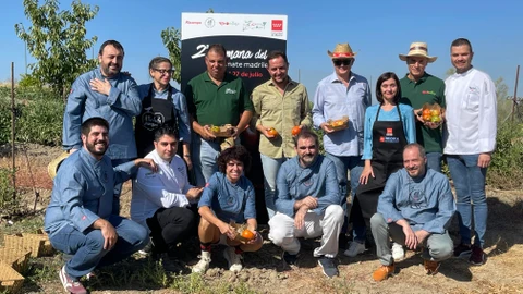 Cocineros pertenecientes a Acyre junto a los agricultores participantes y representantes de Alcampo