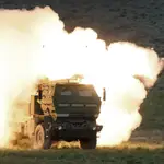 Un sistema HIMARS dispara durante un entrenamiento de combate
