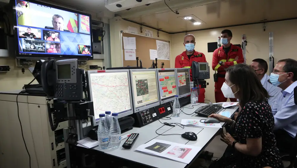 La ministra de Defensa, Margarita Robles, en el Puesto de Mando Avanzado del incendio de Losacio (Zamora)