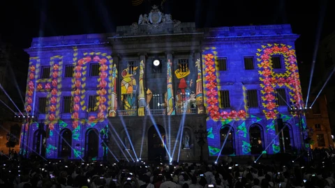 Vista de un "mapping" en la fachada del Ayuntamiento de Barcelona durante el acto institucional del 30 aniversario de los Juegos Olímpicos
