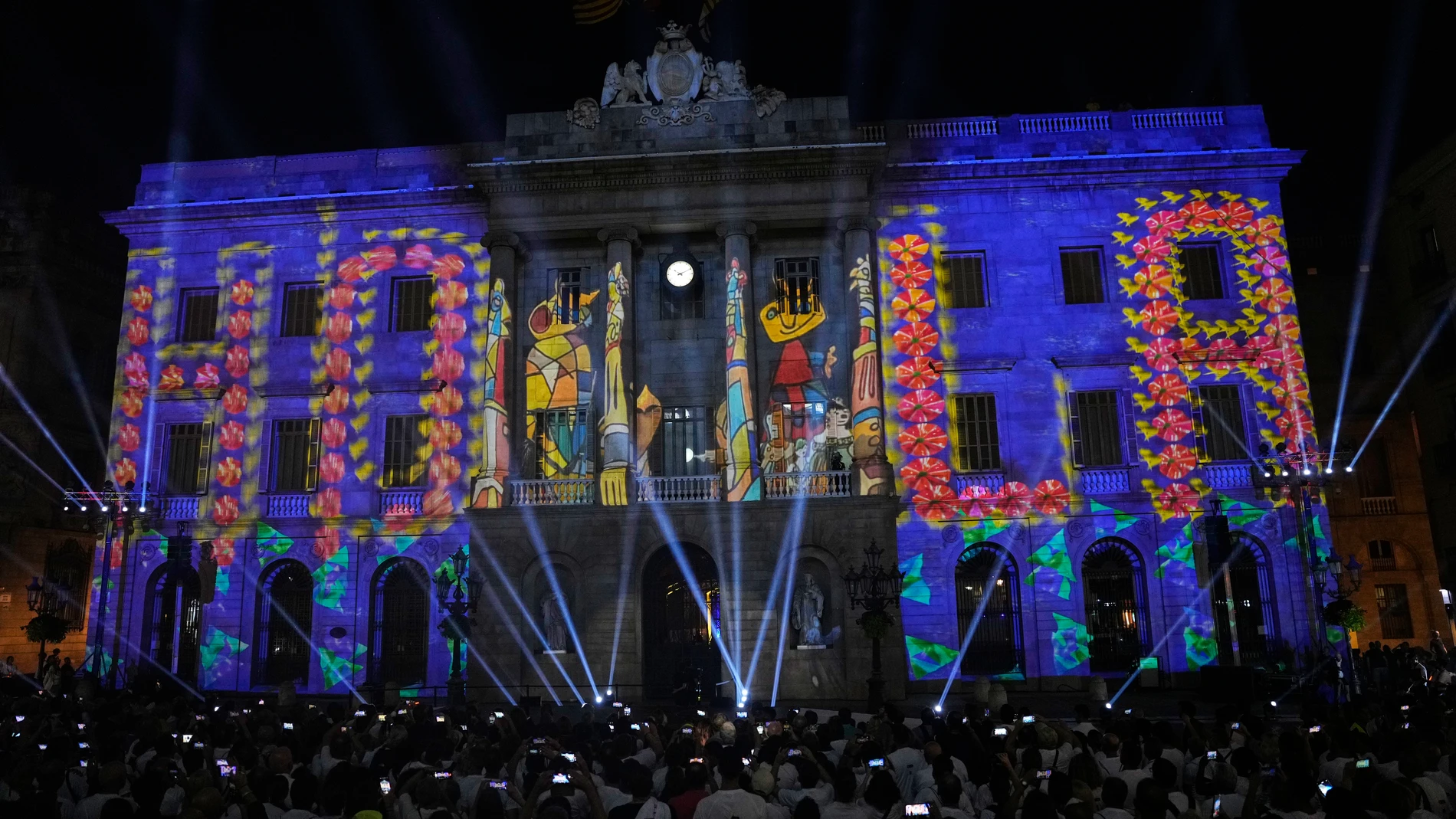 Vista de un "mapping" en la fachada del Ayuntamiento de Barcelona durante el acto institucional del 30 aniversario de los Juegos Olímpicos
