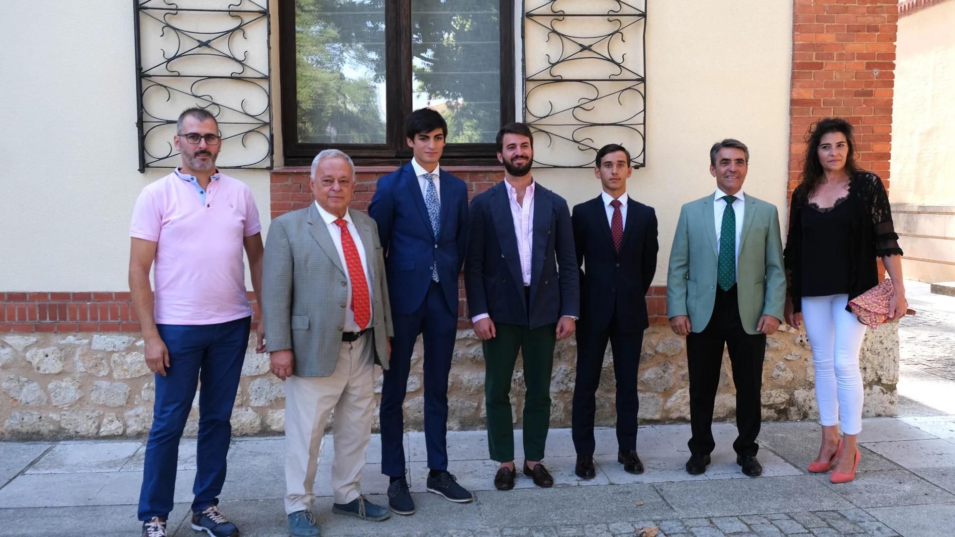 El vicepresidente de la Junta Juan Garcíaa-Gallardo, acompañado por el consejero de Cultura, Turismo y Deporte, Gonzalo Santonja, recibe a los novilleros finalistas del III Circuito de Novilladas de Castilla y León