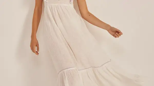 Vestido blanco con escote cuadrado.