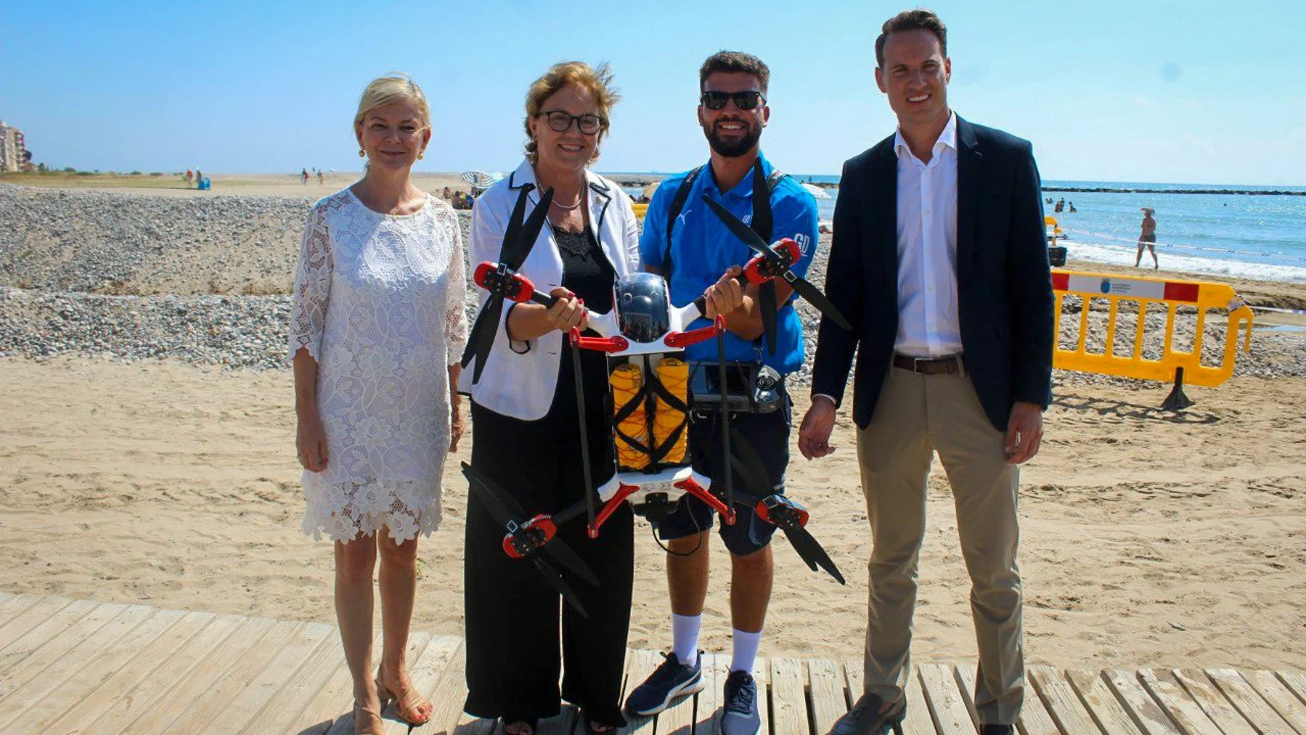 La consellera de Justicia, Gabriela Bravo, presenta los nuevos drones de salvamento para prevenir ahogamientos en las playas