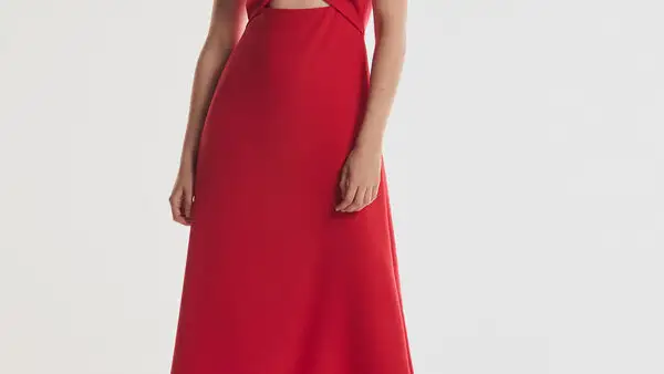 Vestido midi rojo.