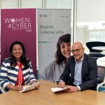 Eduvigis Ortiz, presidenta de Women4Cyber Spain, y Roberto Espina, CEO de SIA