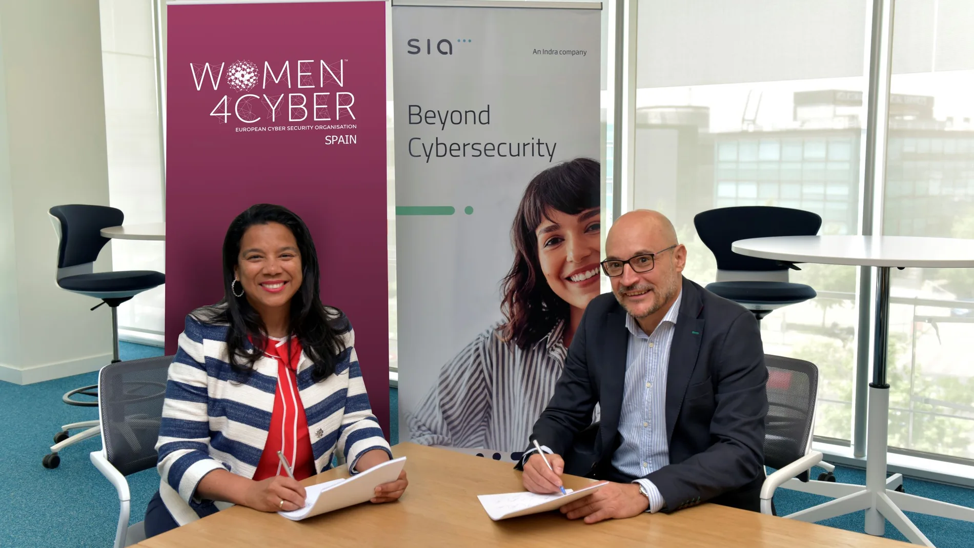 Eduvigis Ortiz, presidenta de Women4Cyber Spain, y Roberto Espina, CEO de SIA