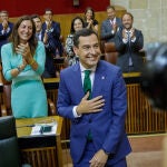 El presidente de la Junta de Andalucía, Juanma Moreno, tras ser investido en el Parlamento