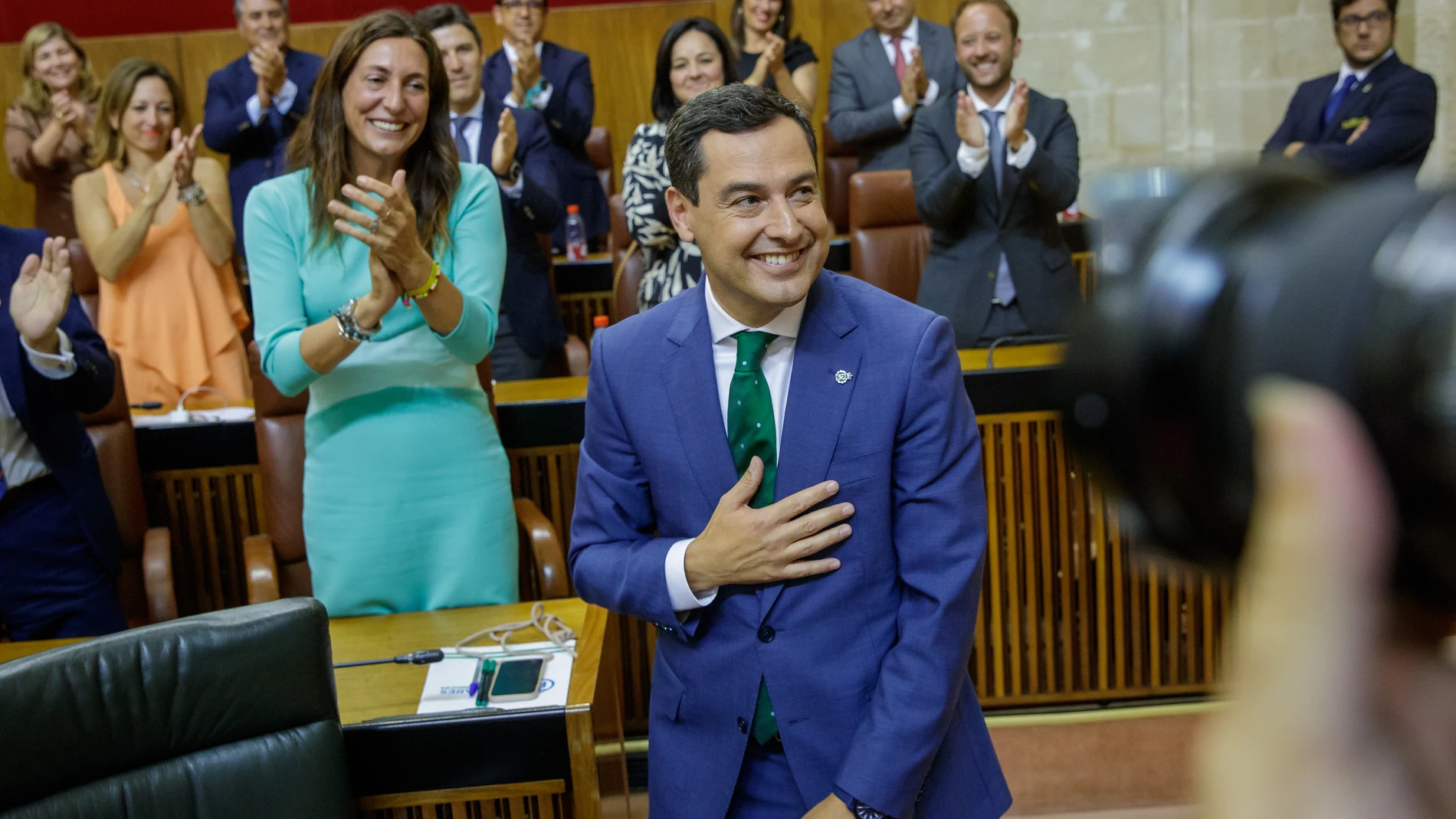 El presidente de la Junta de Andalucía, Juanma Moreno, tras ser investido en el Parlamento