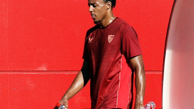 GRAFAND1837. SEVILLA, 21/07/2022.-El central francés Jules Koundé ha hecho trabajo específico al margen del grupo y se ha dejado ver mientras se ultima su salida del club rumbo al Chelsea inglés, durante el entrenamiento realizado por el equipo sevillista de Julen Lopetegui este jueves antes de viajar a Lagos (Portugal). EFE/ Raúl Caro.