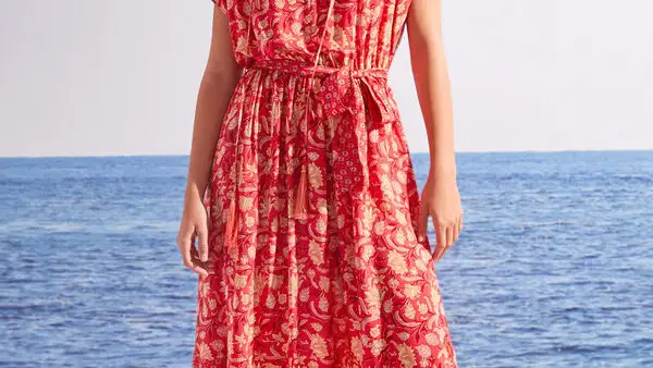 Vestido con estampados de flores de color coral.