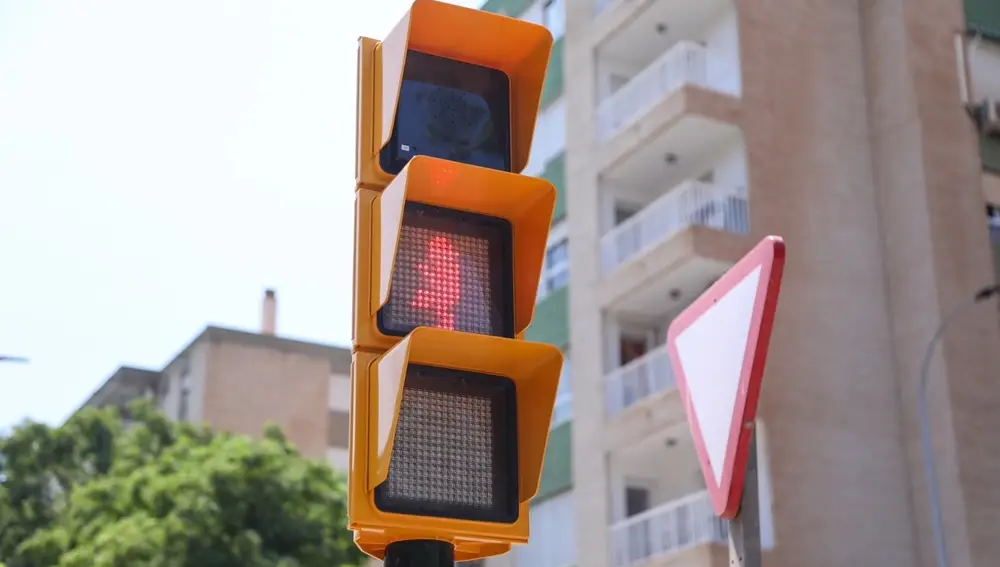El semáforo, en la posición de rojo con una de las posturas más clásicas de Chiquito