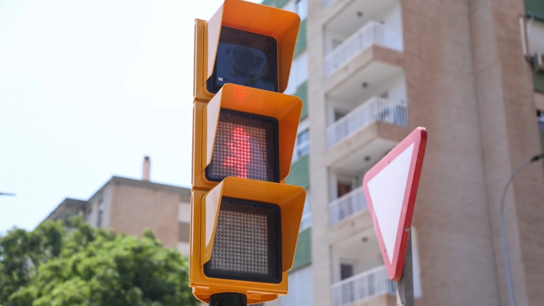 El semáforo, en la posición de rojo con una de las posturas más clásicas de Chiquito