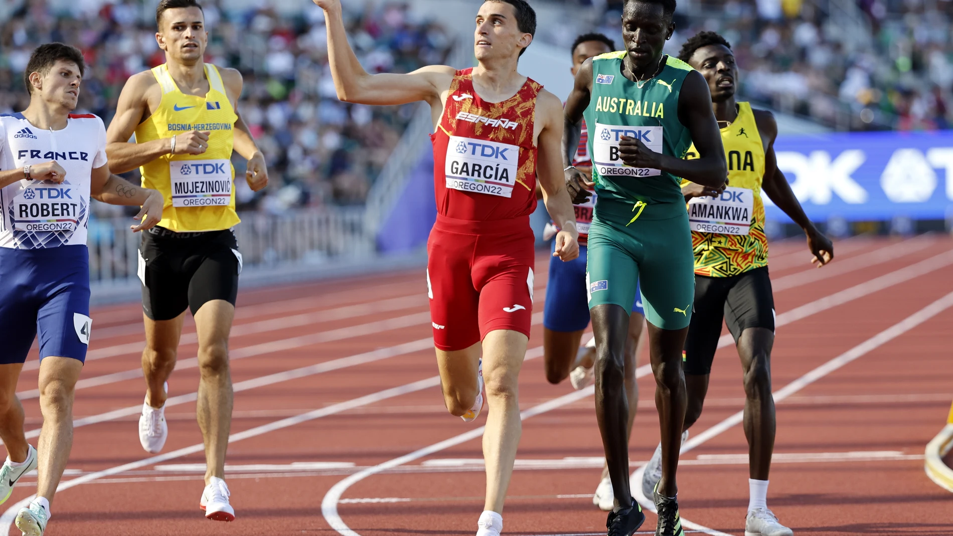 Mariano García celebra su clasificación para las semifinales del 800.