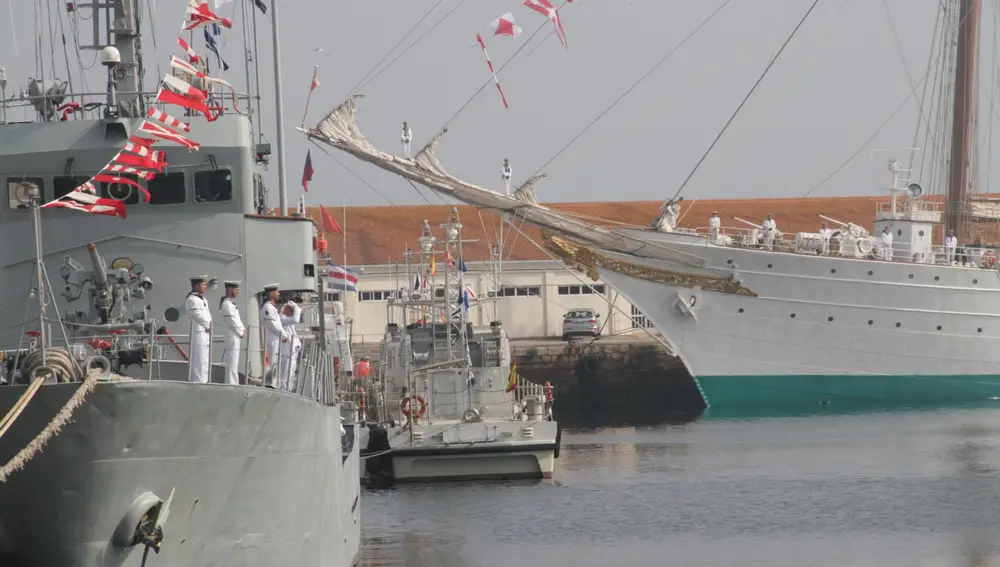 Entrega de despacho y jura de bandera en la Escuela Naval Militar de Marín