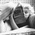 Marilyn Monroe leyendo «Sobre la técnica de la actuación», de Michael Chéjov, en el Hotel Ambassador de Nueva York, en 1955