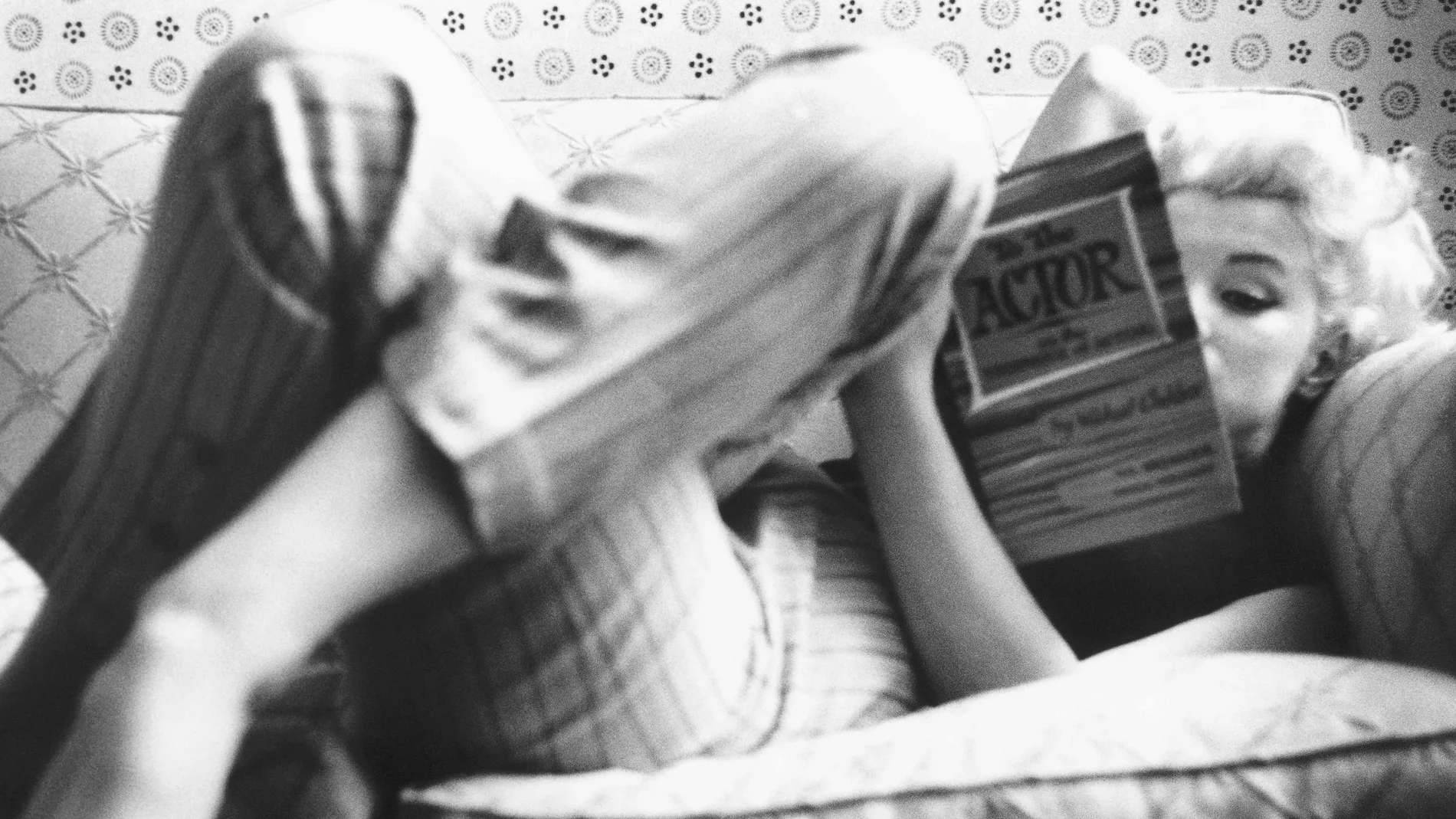 Marilyn Monroe leyendo «Sobre la técnica de la actuación», de Michael Chéjov, en el Hotel Ambassador de Nueva York, en 1955