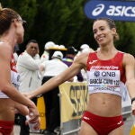 Raquel González, quinta en 35 kilómetros marcha del Mundial de Oregón, a punto de abrazar a Laura García Caro, que fue sexta