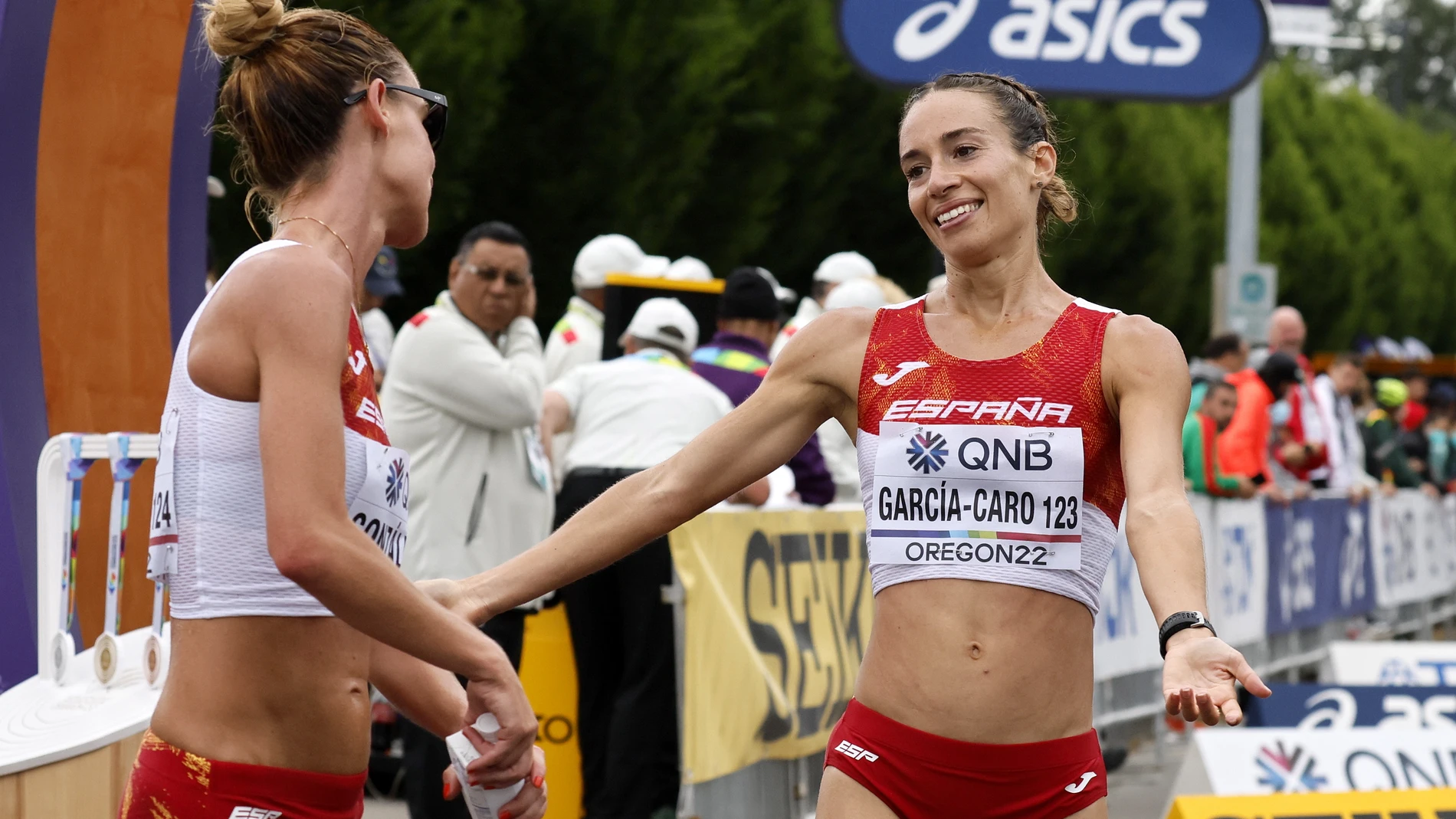 Raquel González, quinta en 35 kilómetros marcha del Mundial de Oregón, a punto de abrazar a Laura García Caro, que fue sexta