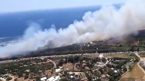 Imagen aérea del incendio de la zona de Valdevaqueros, en Cádiz