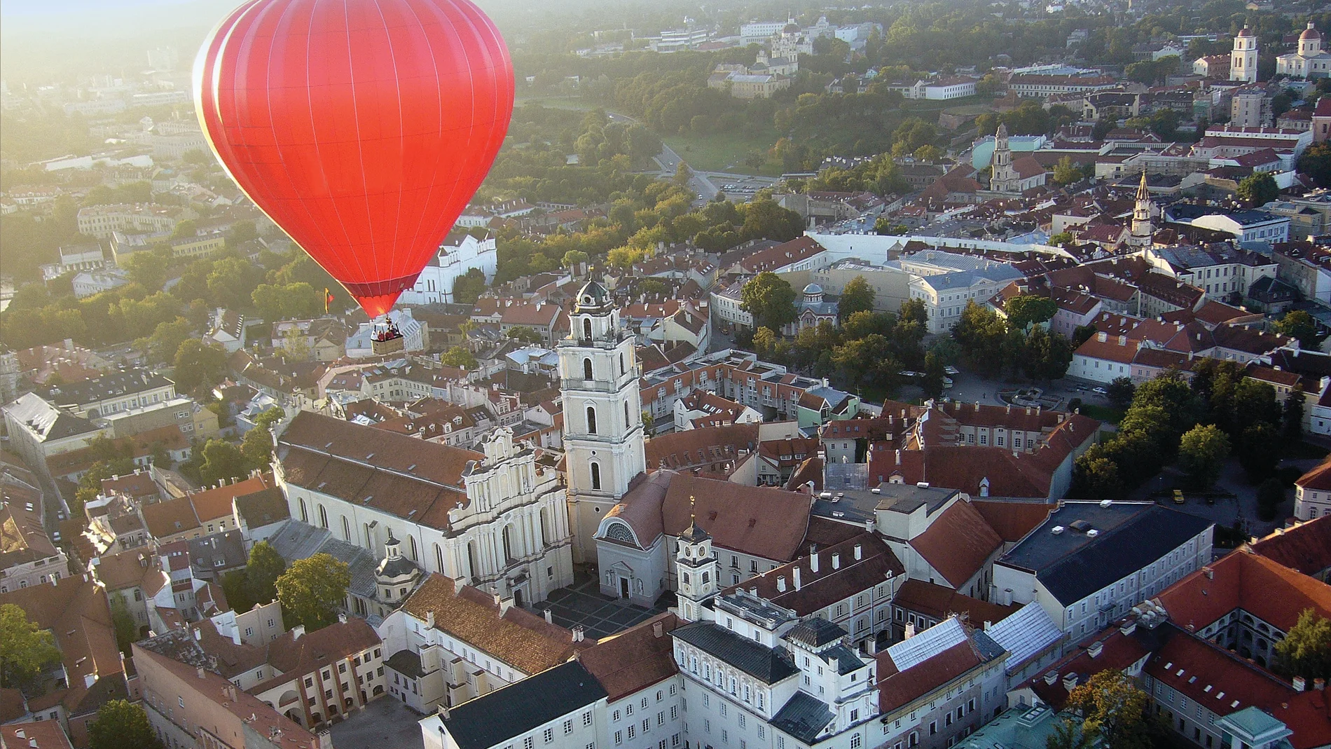 Descubrir Vilna desde un globo es una experiencia / Kęstutis Petronis- Lithuania Travel