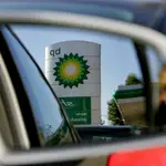 El logo de BP reflejado en el retrovisor de un coche
