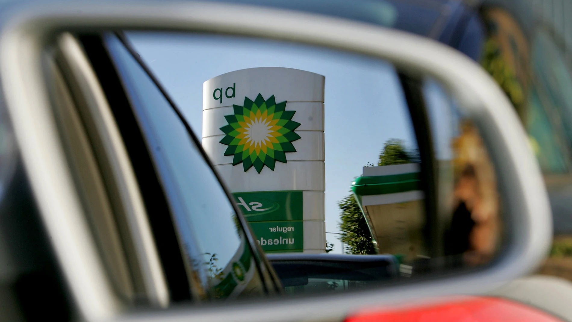 El logo de BP reflejado en el retrovisor de un coche