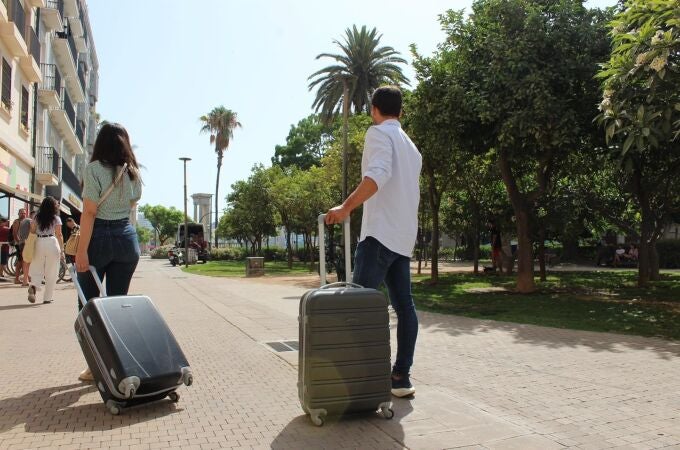 Dos turistas en Málaga capital con sus maletas. AEHCOS
