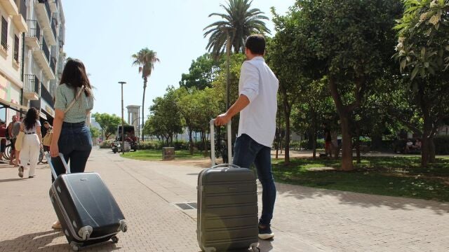 Dos turistas en Málaga capital con sus maletas. AEHCOS