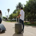 Dos turistas en Málaga capital con sus maletas. AEHCOS
