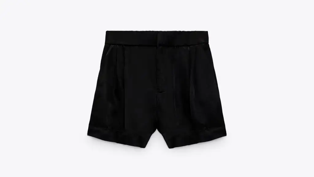 Bermuda satinada pliegues, de Zara